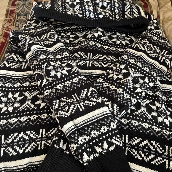 Old Navy Black and White sweater with hood.  With snowflake design for boys - Picture 1 of 10